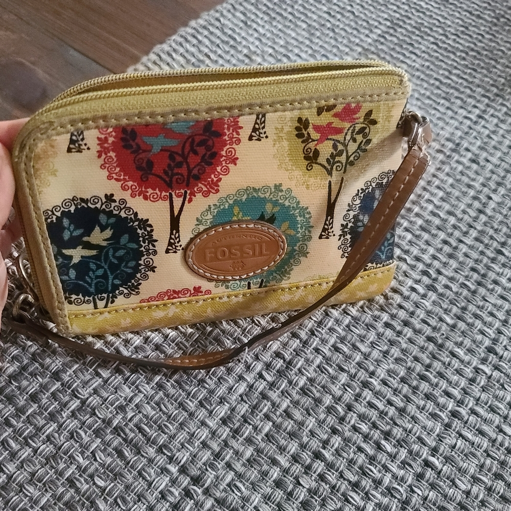 Adorable Fossil patterned wristlet wallet 😍
